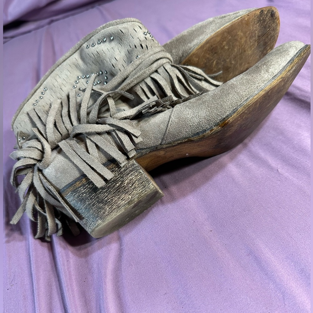 Size 8 women’s heeled booties - Picture 6 of 7